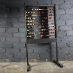 Boulier d'école en bois, patine noire d'époque.