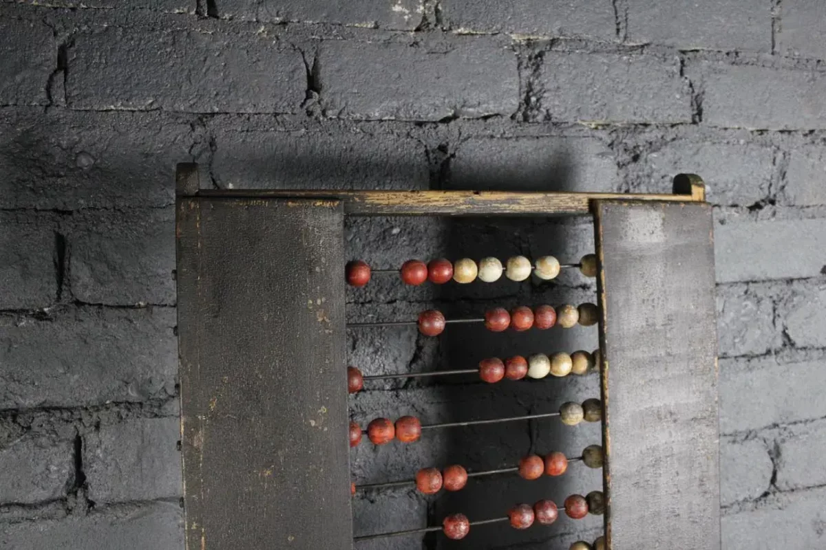 Boules rouge et blanc sur tiges métal, boulier vintage.