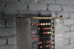 Boules rouge et blanc sur tiges métal, boulier vintage.