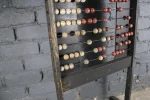 Détail des boules patinées, boulier ancien.