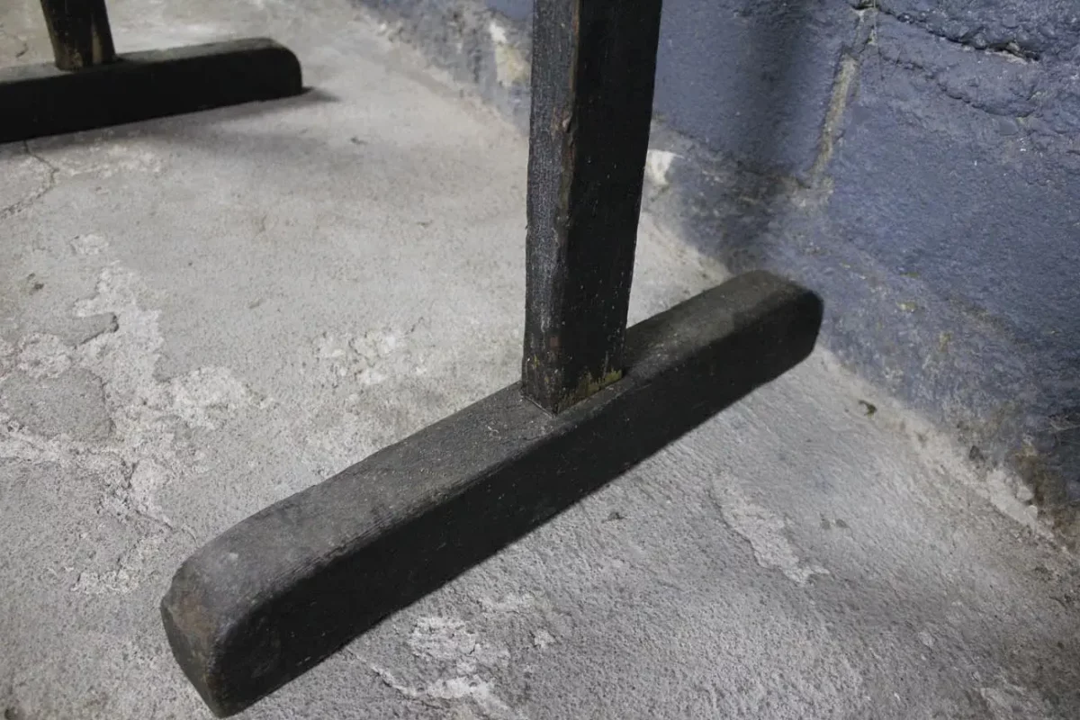 Détail du pied en bois, boulier ancien.