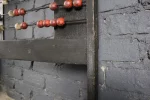 Tiges métal et boules colorées, boulier décoratif.