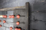 Boules déplaçables sur tiges, boulier nostalgique.