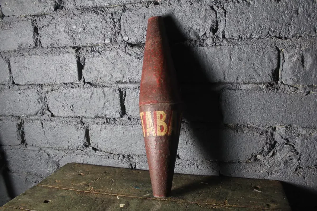 Carotte de tabac rouge, inscription "TABAC" peinte à la main.