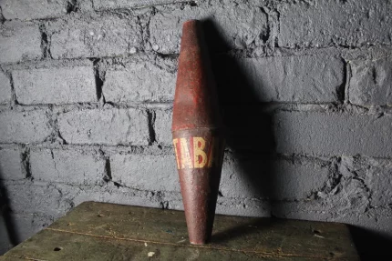 Carotte de tabac rouge, inscription "TABAC" peinte à la main.