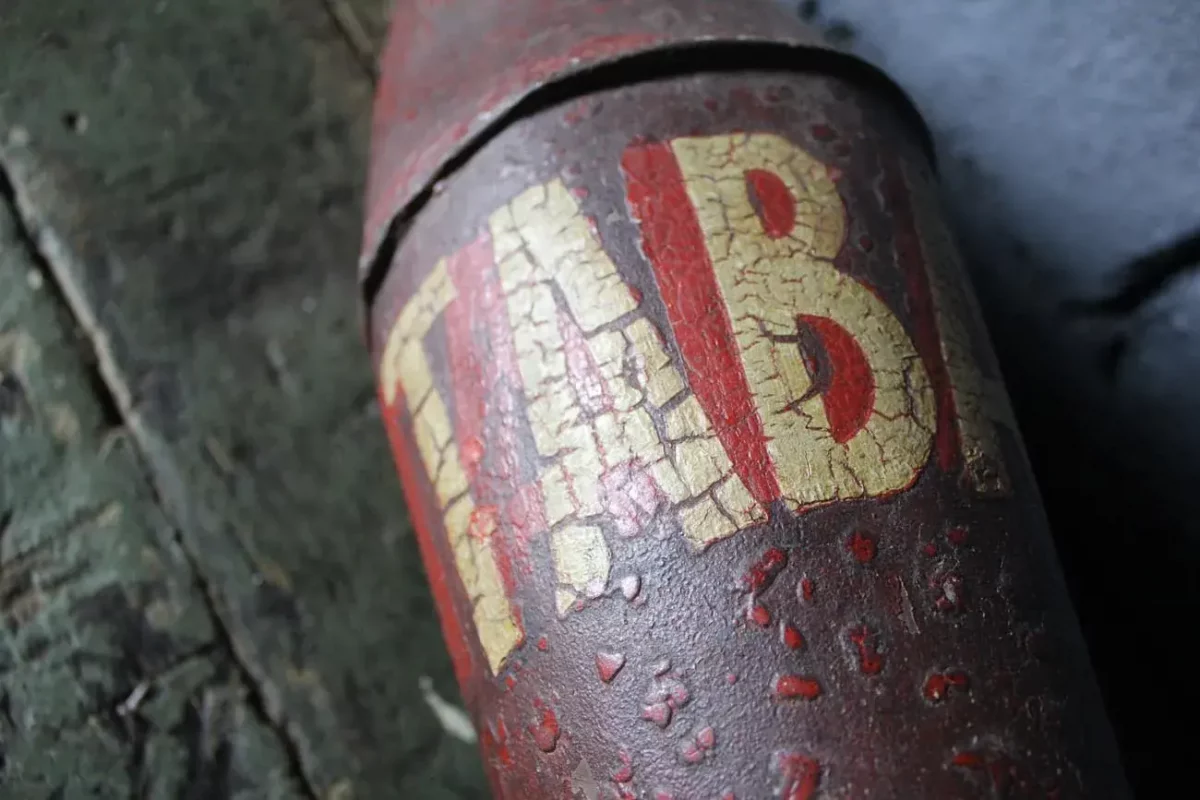 Inscription "TABAC" peinte à la main, détail de la carotte.