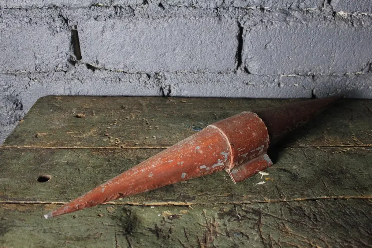 Extrémité pointue de la carotte de tabac rouge.