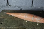 Détail de la texture et des marques du temps sur la carotte de tabac.