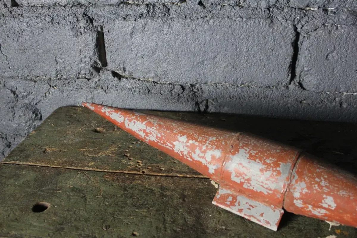 Détail de la peinture abîmée, carotte de tabac vintage.
