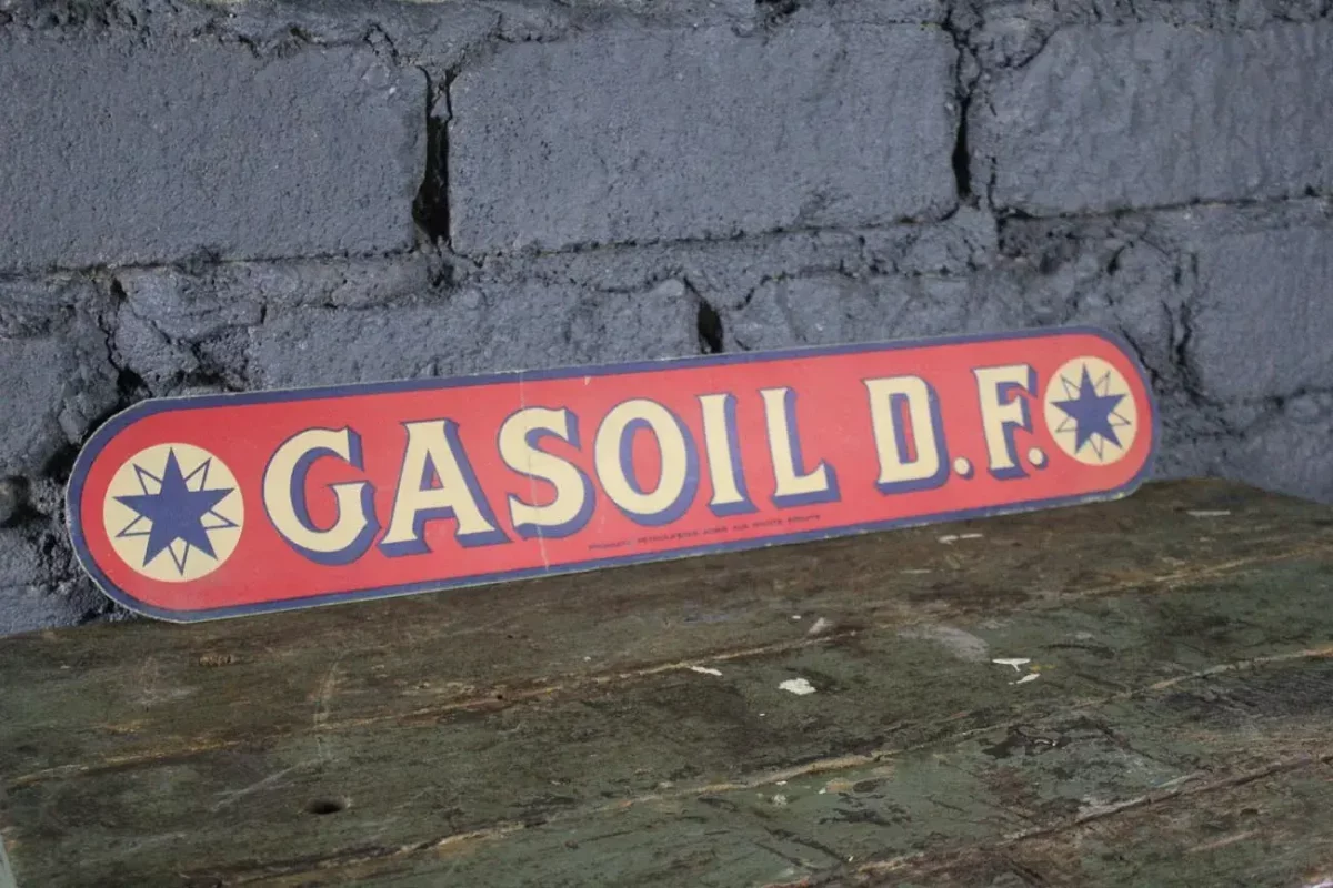 Carton publicitaire Gasoil D.F., couleurs vives.