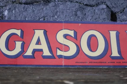 Pliure visible sur le carton publicitaire Desmarais Frères.