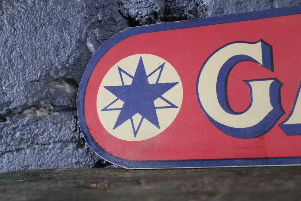 Logo Desmarais Frères sur le carton publicitaire.