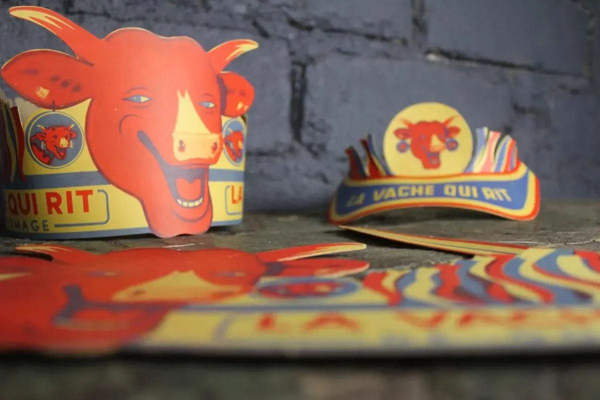 Détail des couleurs vives de la casquette et couronne.