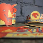 Détail des couleurs vives de la casquette et couronne.