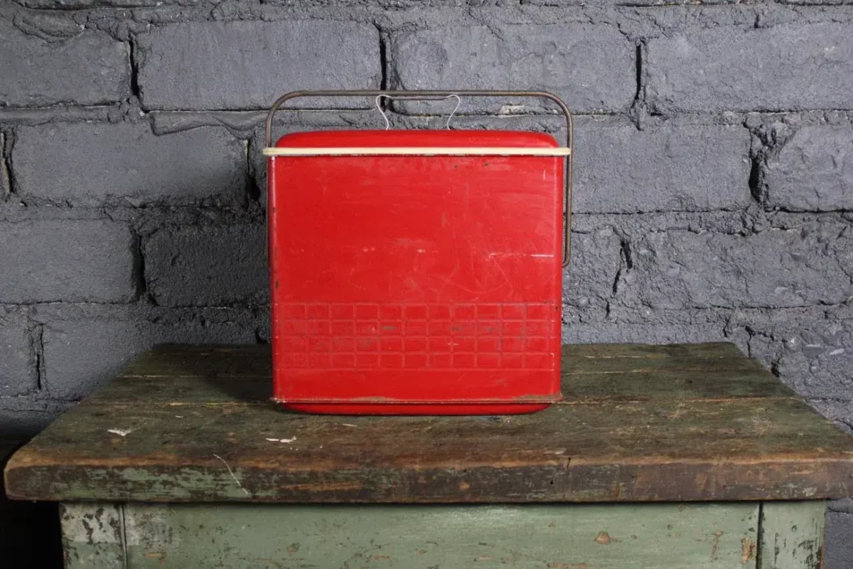 Glacière COLA COOLER avec panier intérieur amovible.