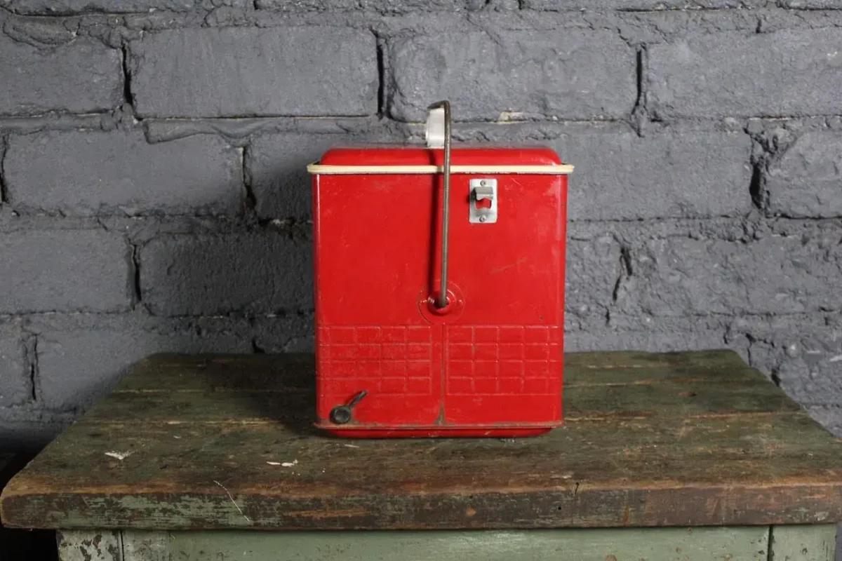Glacière COLA COOLER, vue latérale, rouge vintage.