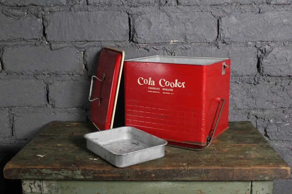 Détail du logo COLA COOLER sur la glacière.