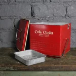 Détail du logo COLA COOLER sur la glacière.