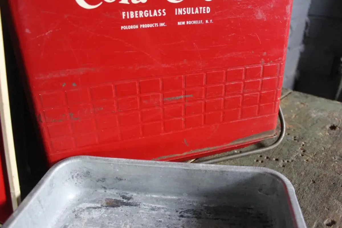 Vue d'ensemble de la glacière COLA COOLER vintage.