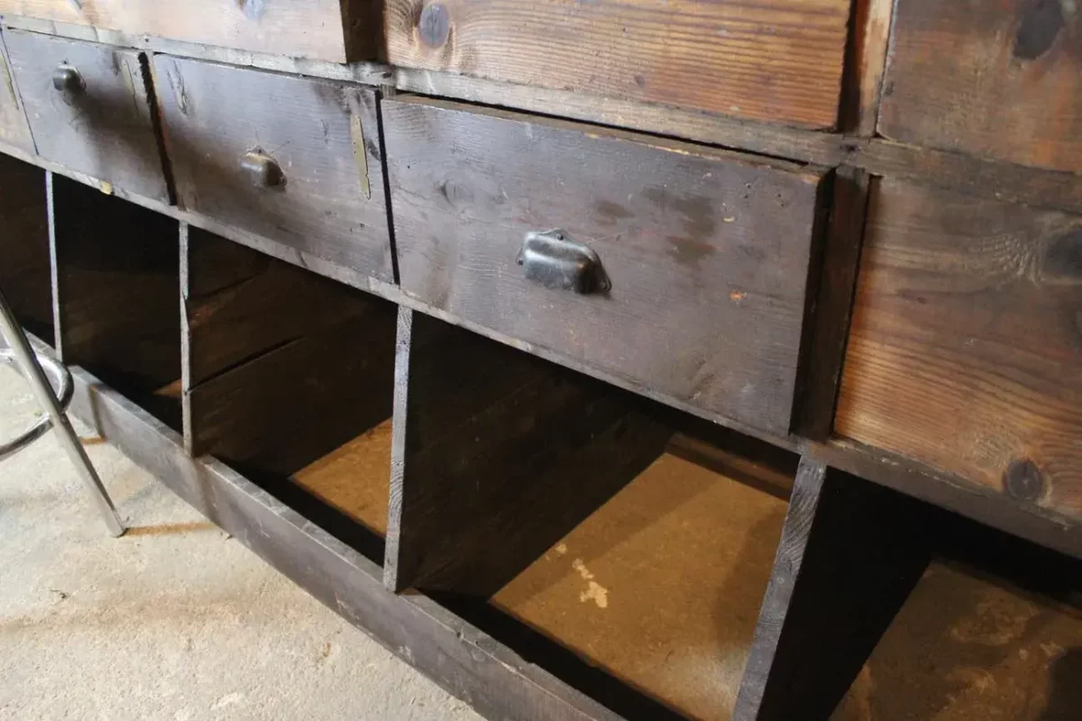 Tiroirs du meuble coutelier, détails.