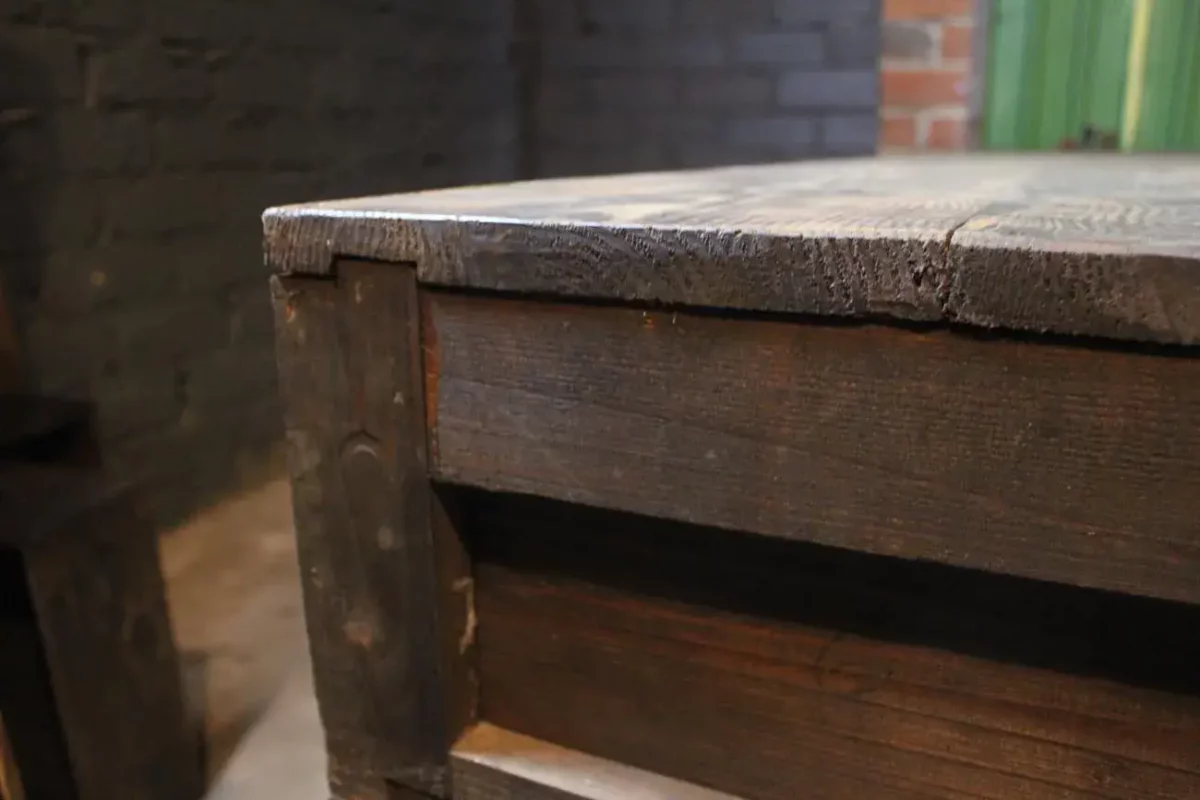 Détail du bois et de la patine.