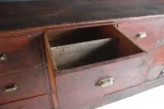 Intérieur des tiroirs, rangement coutellerie, meuble de métier.