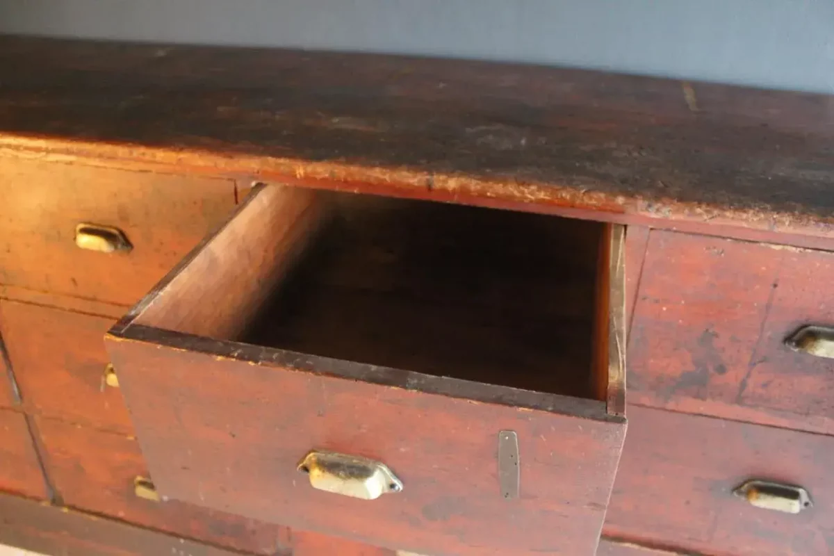 Meuble de coutellerie, vue latérale, 24 tiroirs.