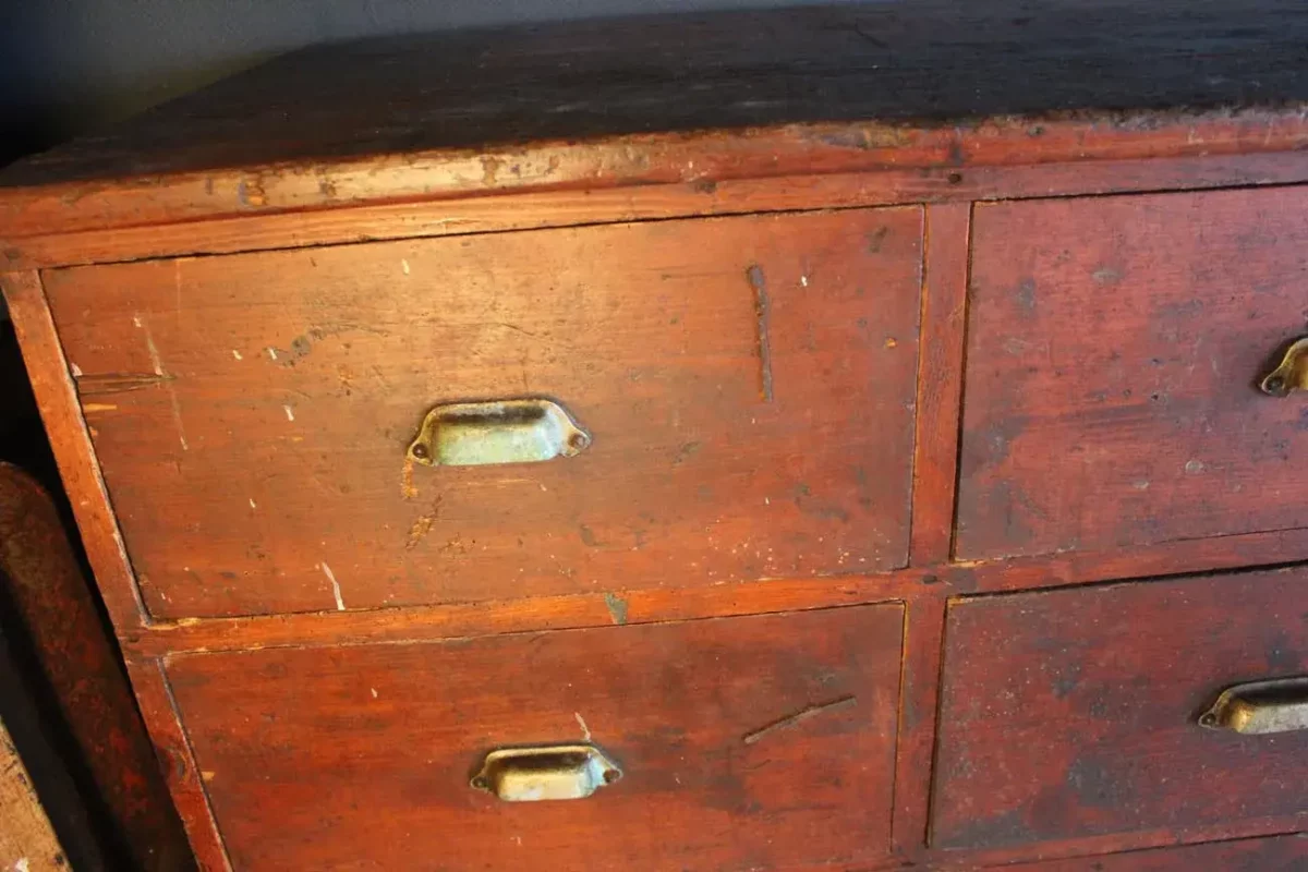Tiroirs avec poignées coquilles, meuble de coutellerie.