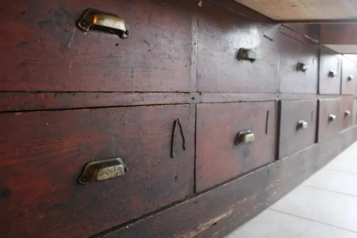 Détail des éléments de couteaux épinglés sur les tiroirs.