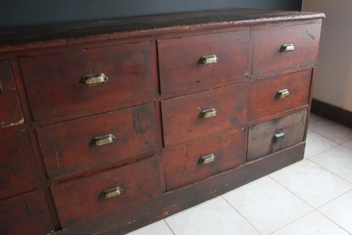 Tiroirs avec éléments de couteaux, détail de la coutellerie.