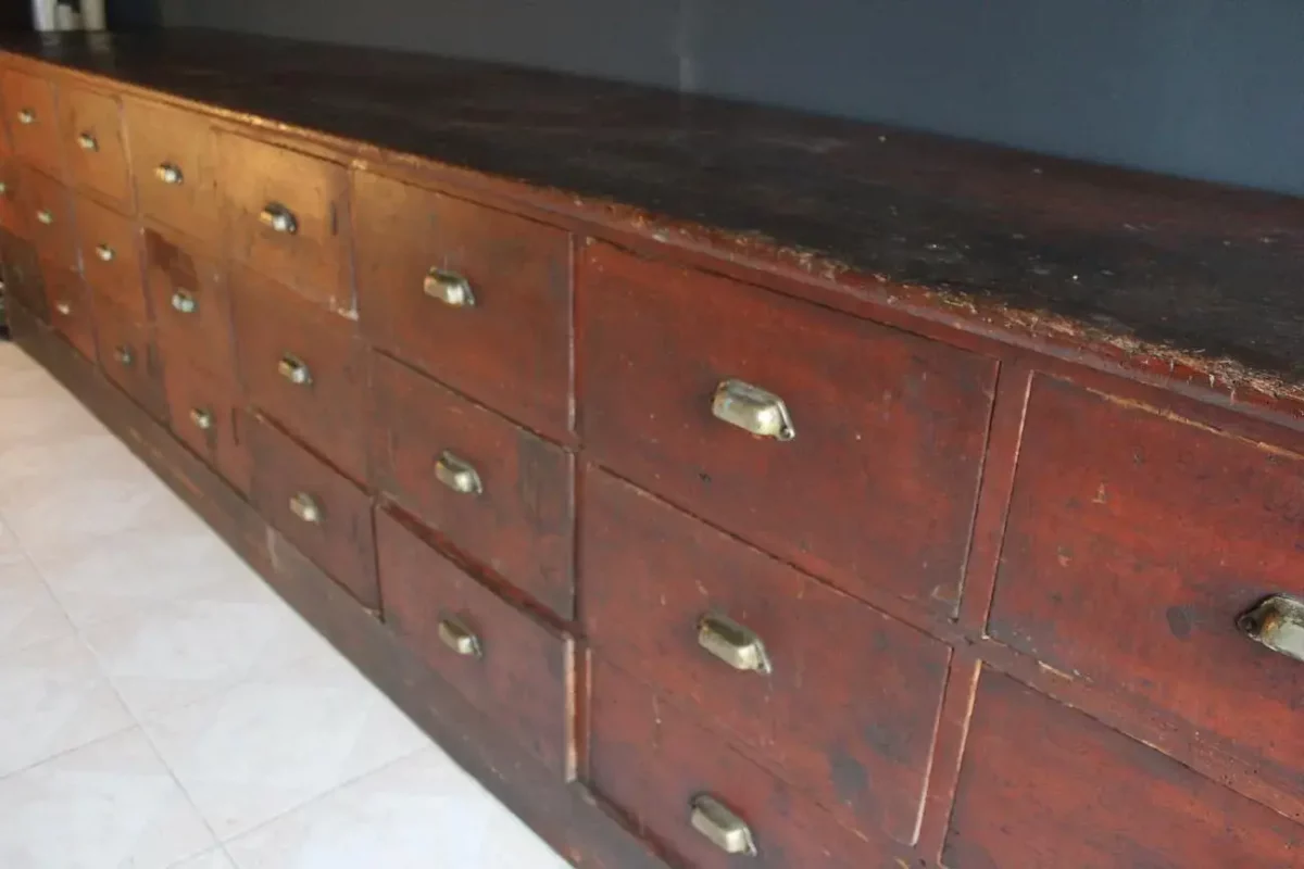 Meuble de rangement coutellerie, fond zinc, patine.