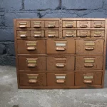 Meuble de métier SNOR, multiples tiroirs, peinture cuivrée.