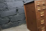 Meuble SNOR, vue rapprochée de la peinture cuivrée.