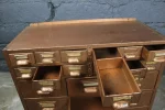 Meuble SNOR, petit gabarit, facile à placer.