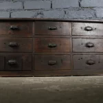 Meuble métier quincaillerie, 9 tiroirs, poignées coquille.