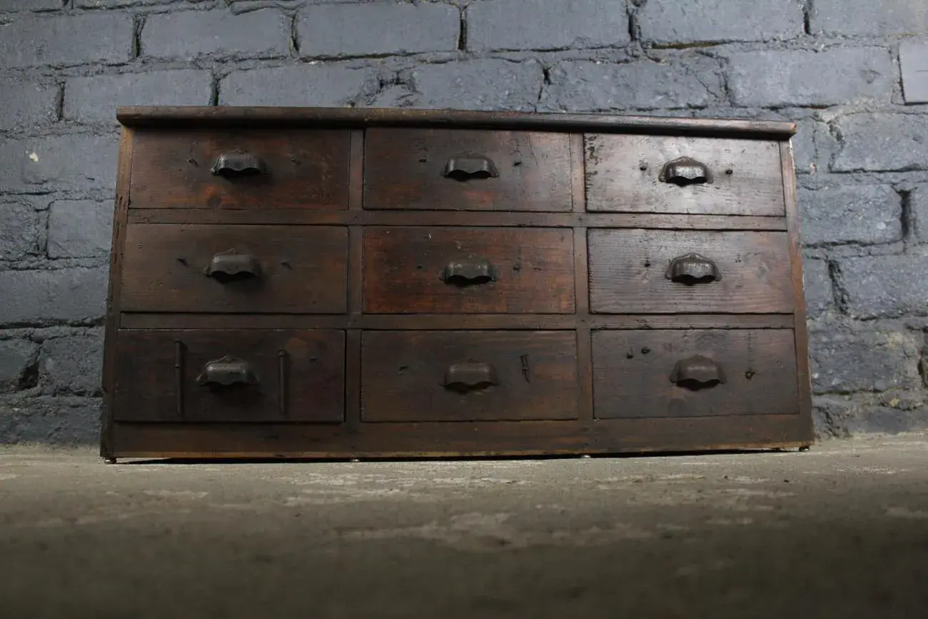 petit-meuble-metier-quincaillerie-1 Meuble métier quincaillerie, 9 tiroirs, poignées coquille.