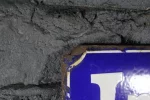 Plaque émaillée bombée "LAUGA", modèle rare.
