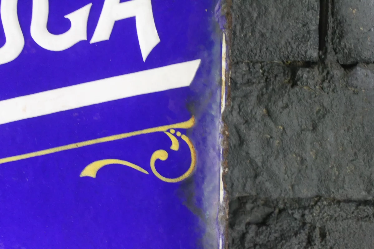 Texture de l'émail, plaque publicitaire ancienne.