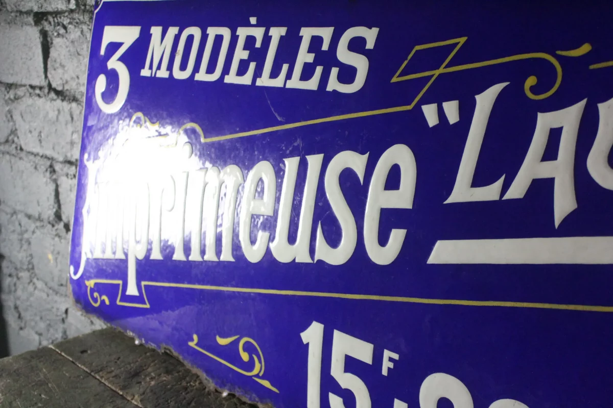 Couleurs et détails de la plaque émaillée "LAUGA".