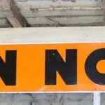 Plaque émaillée LION NOIR, vue d'ensemble.