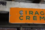 Détail des couleurs et de l'émail brillant de la plaque.