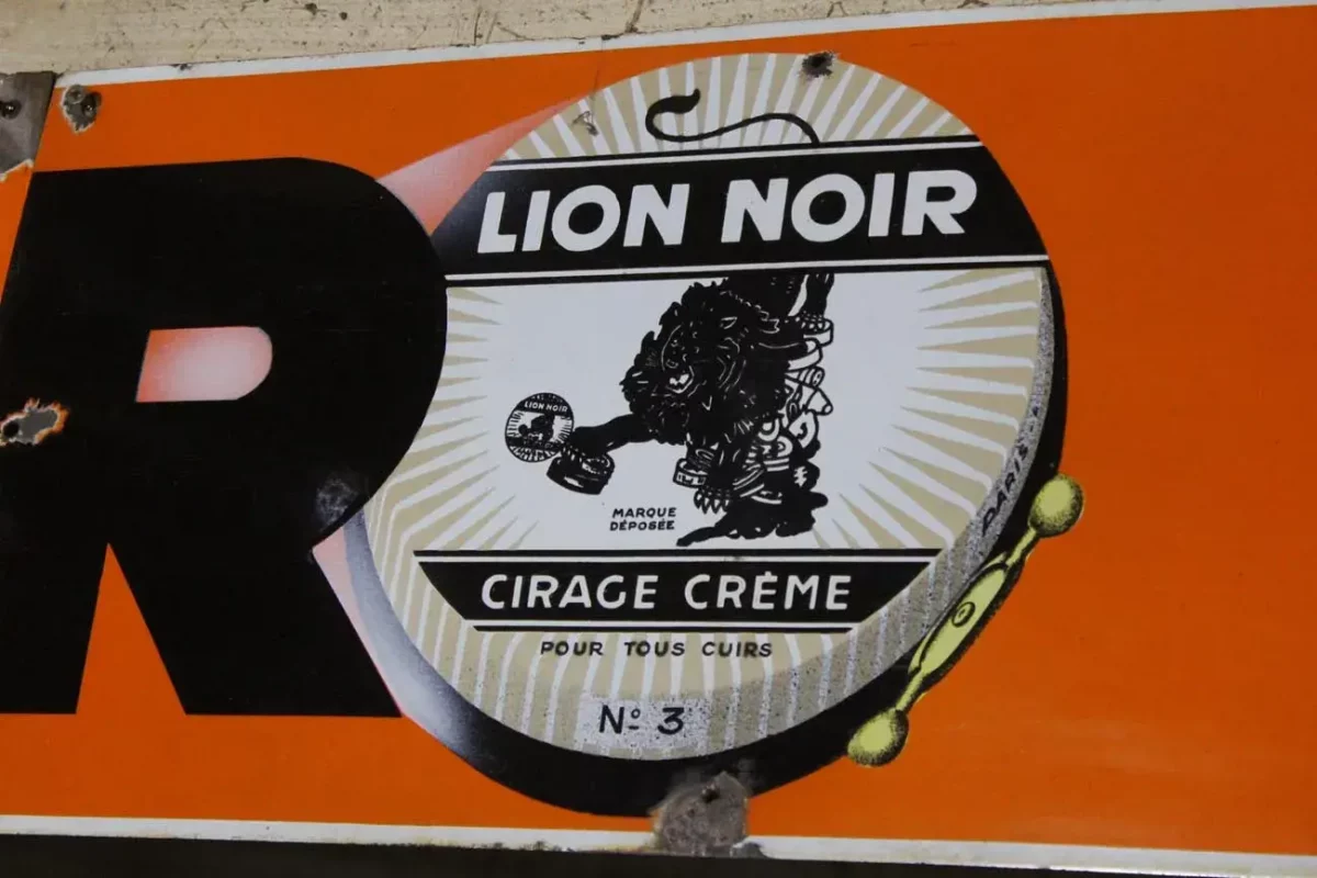 Plaque émaillée LION NOIR, détail du logo.