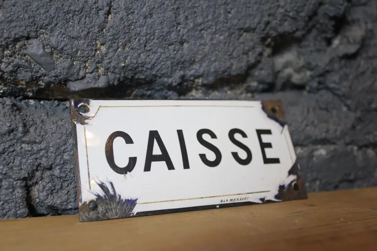 Plaque émaillée "CAISSE", détails et défauts d'angle.