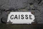 Vue d'ensemble de la plaque émaillée rectangulaire "CAISSE".