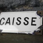 Plaque émaillée "CAISSE", style vintage et authentique.