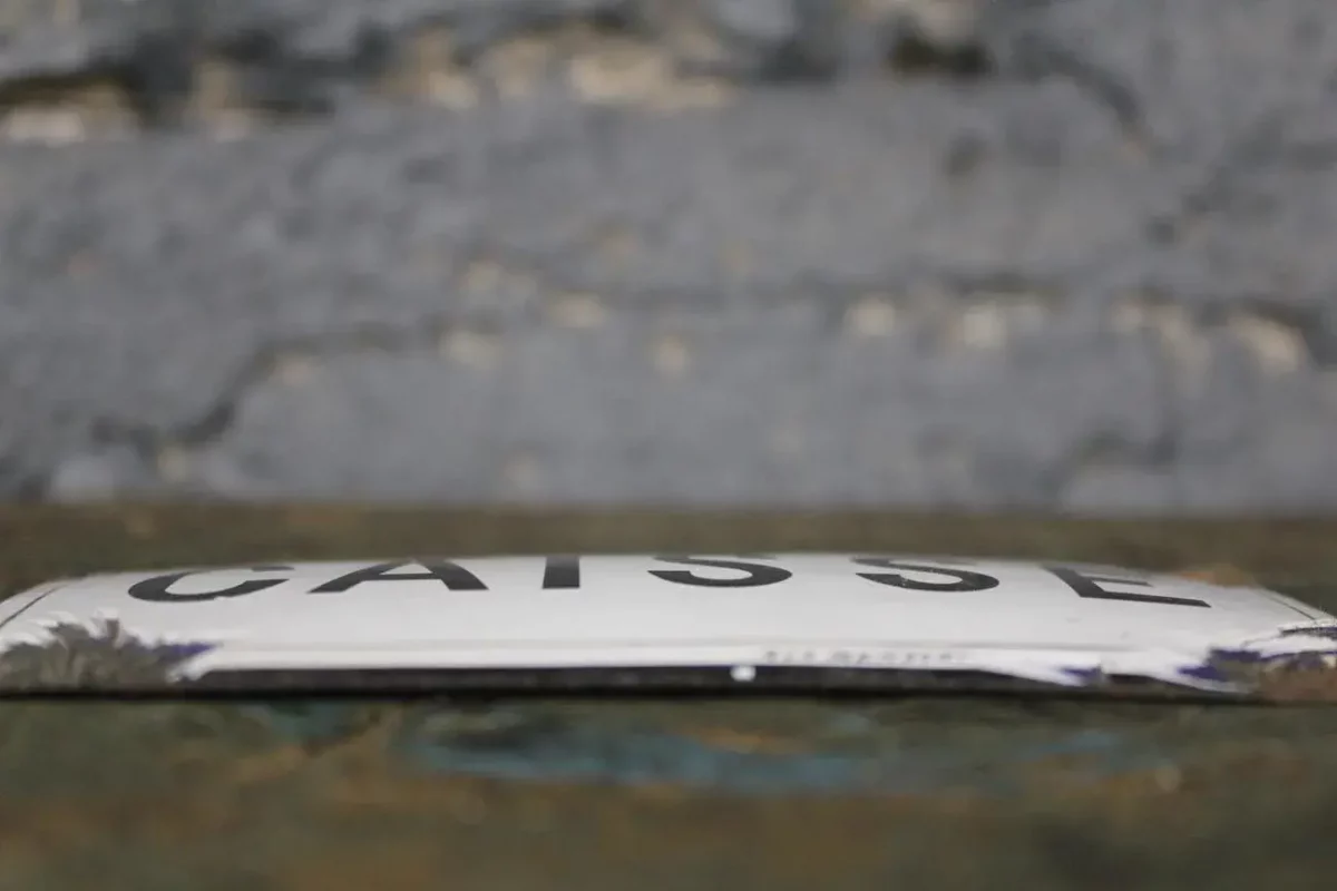 Détail du petit bombé de la plaque émaillée.
