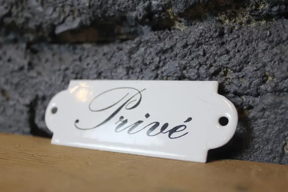 Détail de l'émail, plaque "Privé".