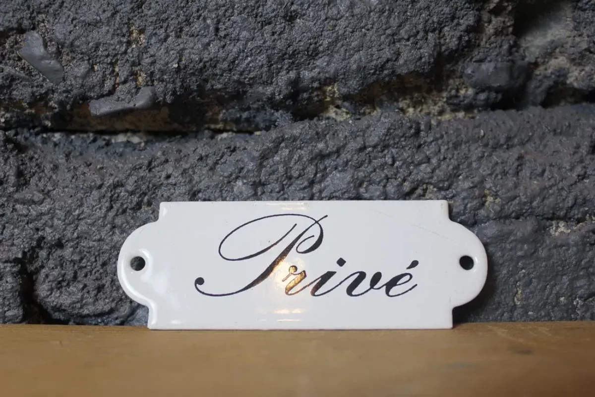 Plaque décorative émaillée "Privé".