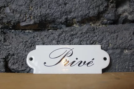 Plaque décorative émaillée "Privé".