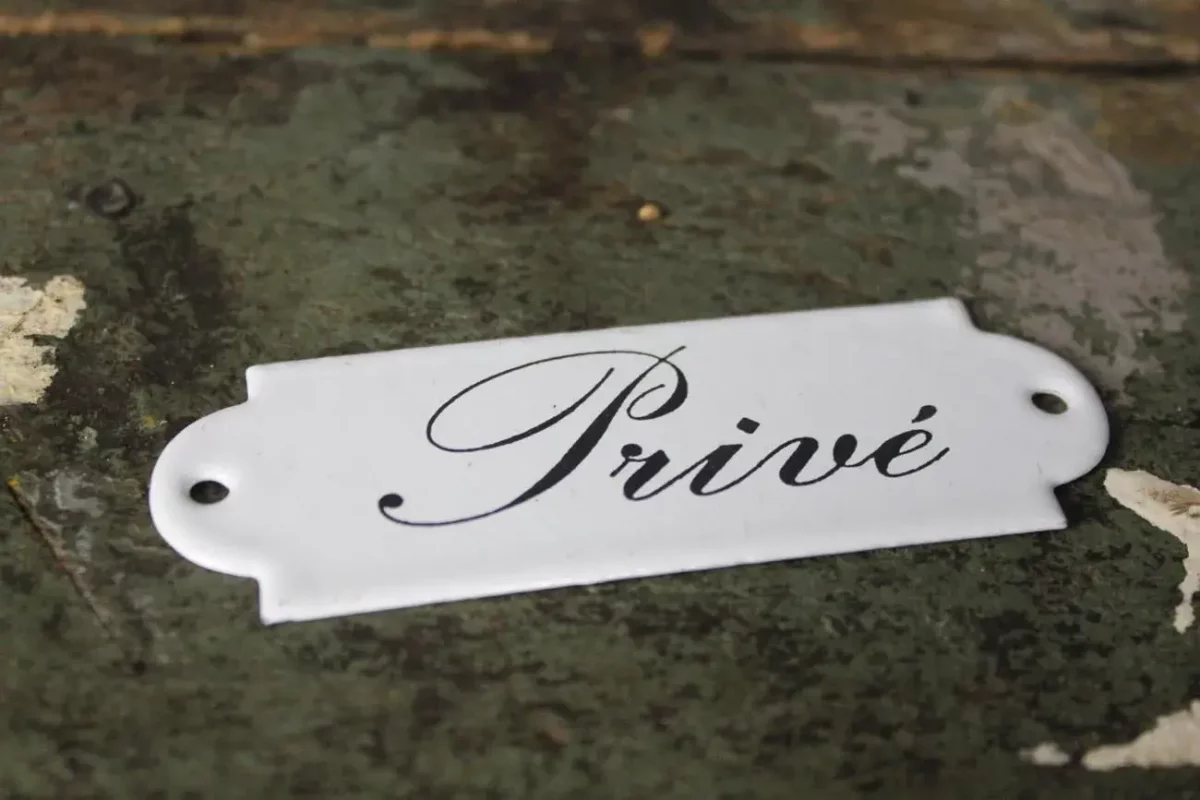 Vue rapprochée de la plaque "Privé".